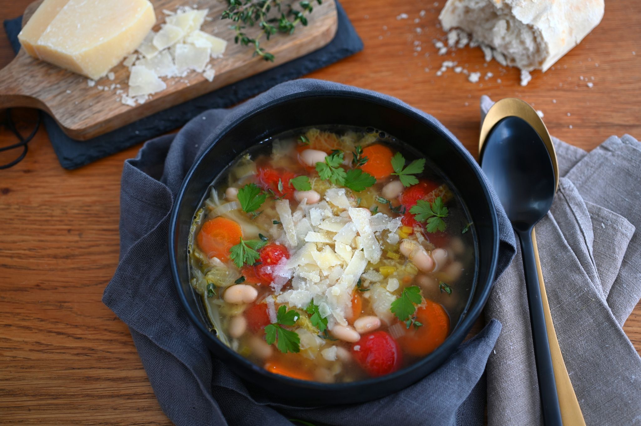 Klar, kann man die Ribollita frisch vom Herd genießen. Die Bauernsuppe wird aber aufgewärmt mit jedem Tag immer aromatischer.