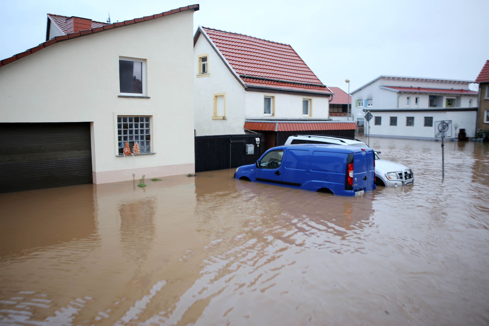 Schäden am Auto durch Elementarereignisse wie Hochwasser sind in der Regel durch die Teilkaskoversicherung abgedeckt.