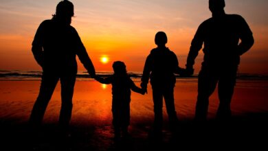 Sollen Kinder den Familiennamen ihrer Pflegeeltern annehmen, so ist dies nur nach einer persönlichen Anhörung der nicht sorgeberechtigten Eltern möglich.