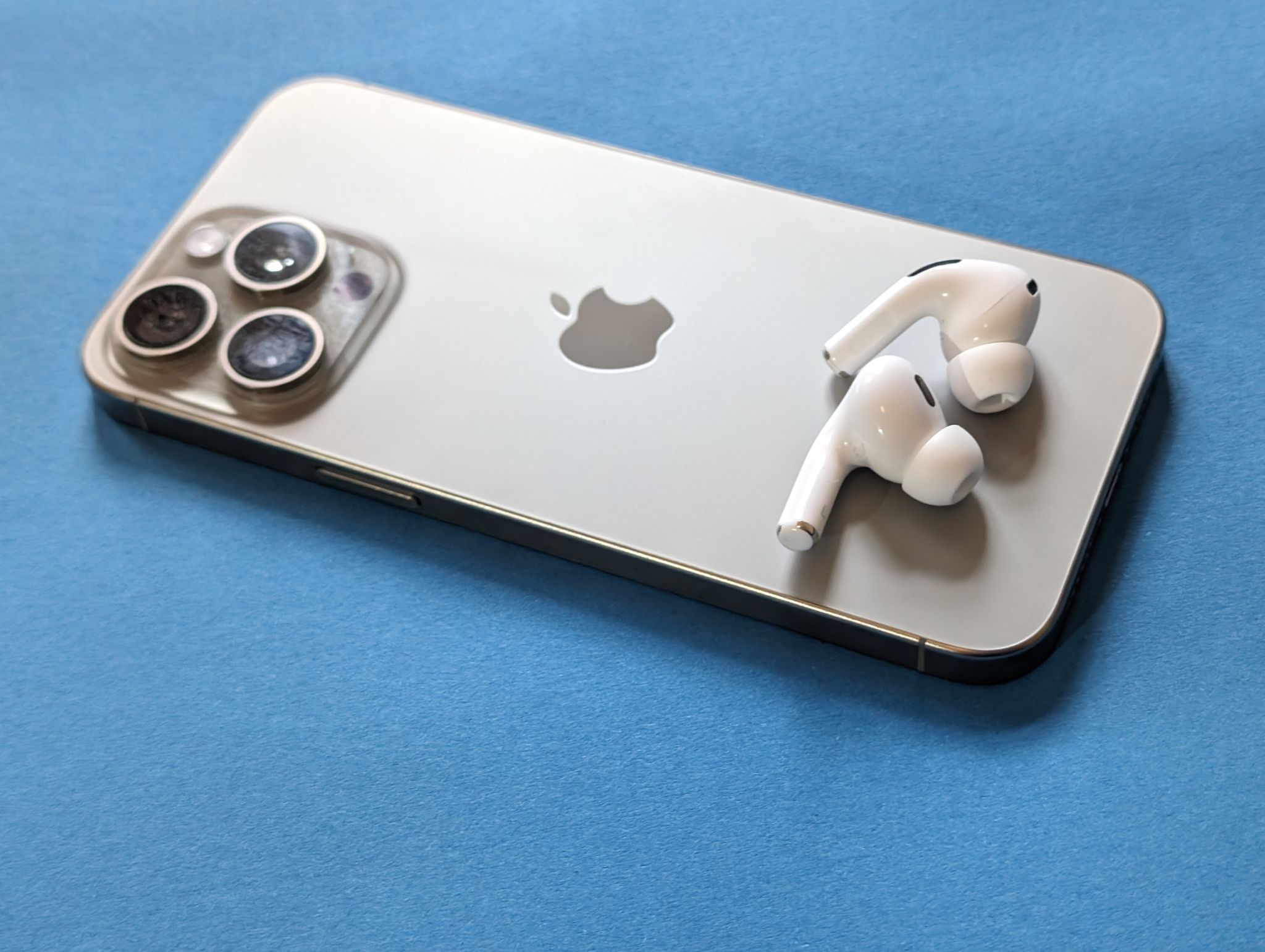 Airdods Pro 2: Die Kopfhörer von Apple sind nahtlos auf das Smartphone aus dem eigenen Hause abgestimmt.