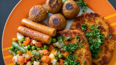 Schnitzel, Würstchen, Hackbällchen: All das gibt's mittlerweile auch als vegane Variante.