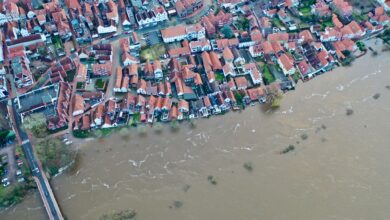 Die Hochwasserlage bleibt in weiten Teilen Deutschlands angespannt. Nun droht auch noch Frost.