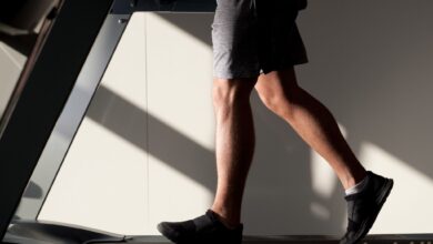 Viele Fitnessgeräte können direkt mit einer Smartwatch oder dem Smartphone verbunden werden - und haben dadurch Zugriff auf persönliche Daten und Funktionen.