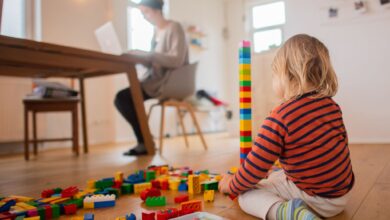 Ist der Nachwuchs krank, können auch Eltern, die im Homeoffice arbeiten, Kinderkrankentage nehmen.