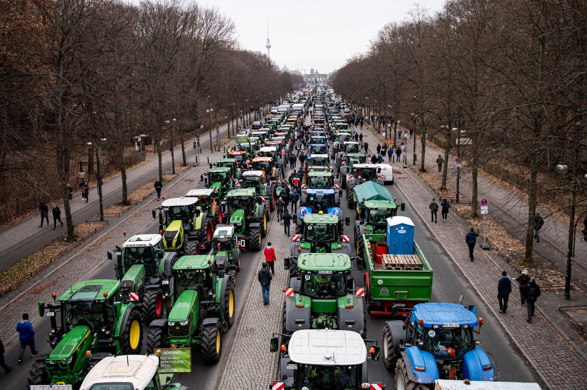 Alles dicht? Der deutsche Bauernverband ruft ab 8. Januar zu einer landesweiten Aktionswoche auf - unter anderem drohen Straßenblockaden.