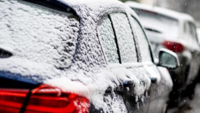 Sind die Autotüren vereist, sollte man die Türen beim Öffnen erst vorsichtig andrücken, um die Eisschicht zu brechen.