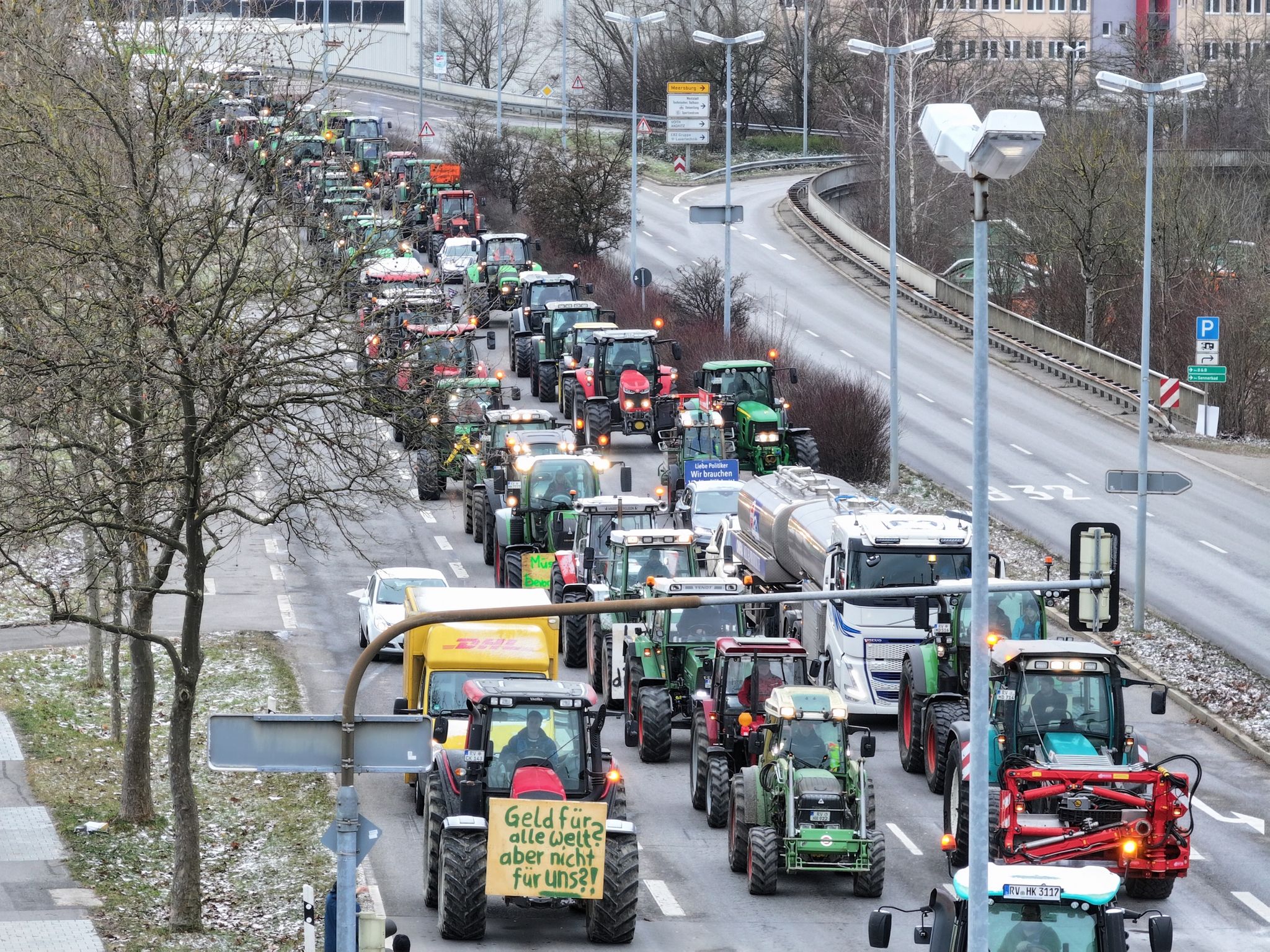 Als Antwort auf die Sparpläne der Bundesregierung hat der Bauernverband eine Aktionswoche ab dem 8. Januar ausgerufen - unter anderem mit Blockaden an Autobahnauffahrten und Traktorkolonnen.