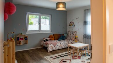 Auch in einem gemütlichen Kinderzimmer wie diesem kann eine eigene Kuschelecke guttun.