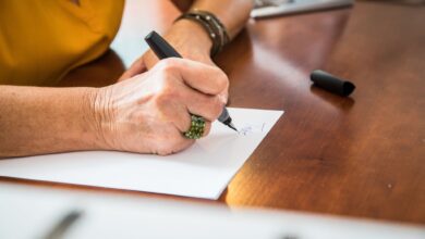 Wer ein Testament aufsetzt, sollte die Anzahl der Erben darin möglichst gering halten. Wer mehrere Personen bedenken möchte, kann diese alternativ als Vermächtnisnehmer einsetzen.