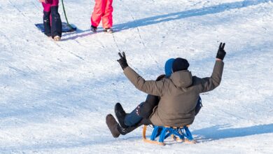 Wintersportler, die auf gemeinsam genutzten Wegen rodeln, müssen auf ihr Tempo achten.