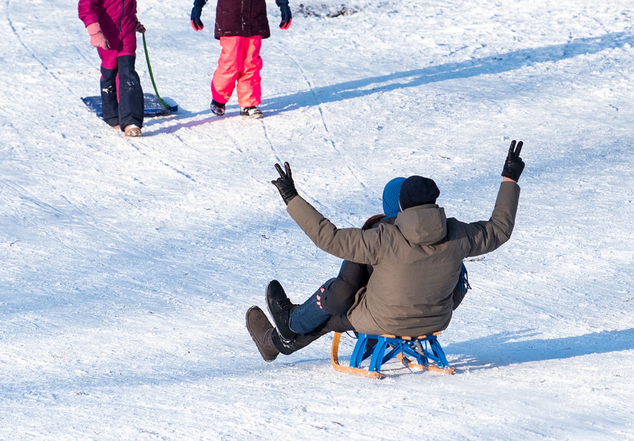 Wintersportler, die auf gemeinsam genutzten Wegen rodeln, müssen auf ihr Tempo achten.