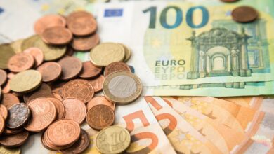 Trinkgeld kann sich im Laufe eines geschäftigen Arbeitstages schon mal zu einem stattlichen Betrag summieren. Ab einer gewissen Höhe ziehen Finanzämter bei der Steuerfreiheit aber doch eine Grenze.