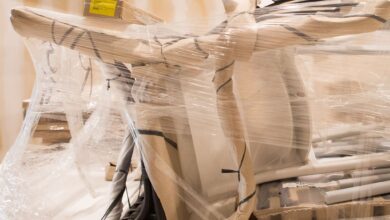 Möbel lassen sich bequem online bestellen und nach Hause liefern. Doch wer bei der Bestellung nicht aufpasst, muss sie mitunter selbst durch das Treppenhaus wuchten.