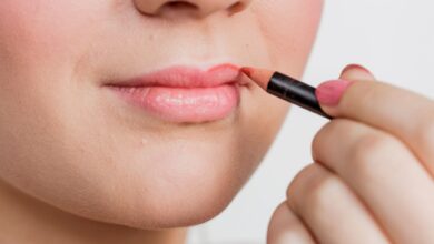 Bei vollen Lippen empfiehlt es sich, die Lippenkonturen am inneren Rand nachzuziehen.