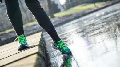 Besser nicht: Wie dick und wie gleichmäßig die Eisschicht auf einem Gewässer ist, sieht man ihr nicht an.