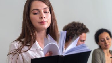 Arbeite ich effektiv? Um den eigenen Zeitverbrauch realistisch einschätzen zu können, hilft es sich über zwei Arbeitswochen hinweg täglich Notizen zu machen.