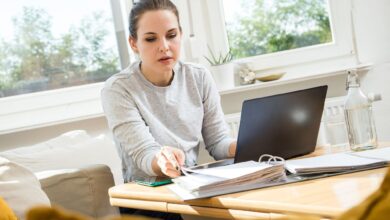 Das Kündigen einer Versicherung kann mühsam sein. Ein kostenloser Online-Service der Verbraucherzentrale Hamburg bietet Hilfe.