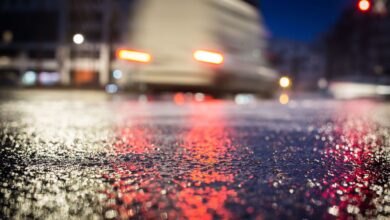 Wenn die Fahrbahn zur Rutschbahn wird: Durch überfrierende Nässe oder gefrierenden Regen kann blitzartig Glatteis auftreten.