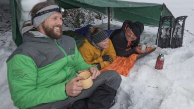 Raimund Reiter hält es auch ohne Handschuhe in der Kälte aus. Zu einem wärmenden Tee greift er immer gerne.