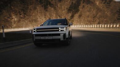 Rollt im Frühjahr auf den Markt: Hyundai fährt die fünfte Generation des Santa Fe sowohl mit Front- als auch mit Allradantrieb vor.