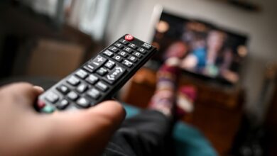 Auch beim TV lohnt es sich, Angebote zu vergleichen: Welche Sender gibt es in welcher Auflösung zu welchem Preis? Und wie sieht es etwa bei Gratis-Angeboten mit Werbung und zeitlichen Beschränkungen aus?