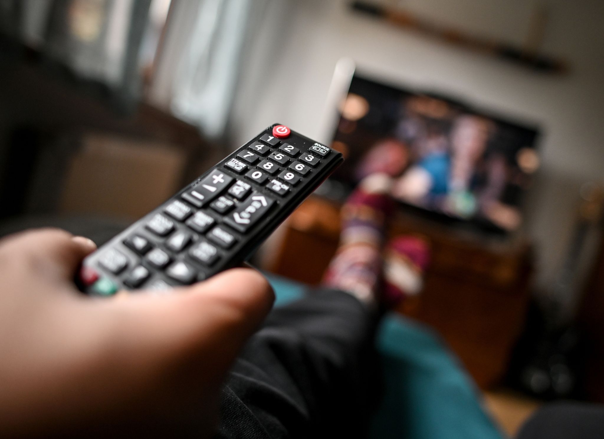 Auch beim TV lohnt es sich, Angebote zu vergleichen: Welche Sender gibt es in welcher Auflösung zu welchem Preis? Und wie sieht es etwa bei Gratis-Angeboten mit Werbung und zeitlichen Beschränkungen aus?
