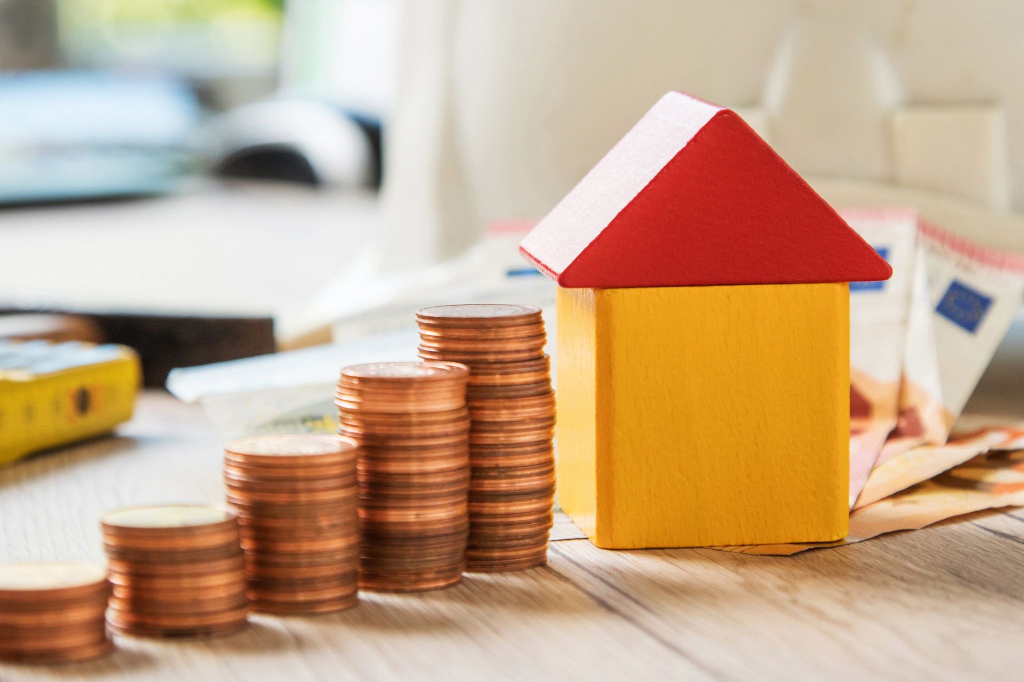 Sie haben nur wenig Eigenkapital beim Immobilienerwerb zur Verfügung? Dann müssen Sie mit einem Zinsaufschlag rechnen.