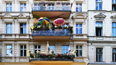 Beste Lage und Balkon sind bei der Wohnungssuche schwer zu finden. Wer kreativ und abseits der üblichen Pfade von Internet und Makler sucht, hat vielleicht eher Chancen.