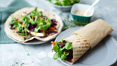 Das Wintergemüse wird zusammen mit Feldsalat und Hummus in den Teigfladen gewickelt - fertig ist der Wrap.