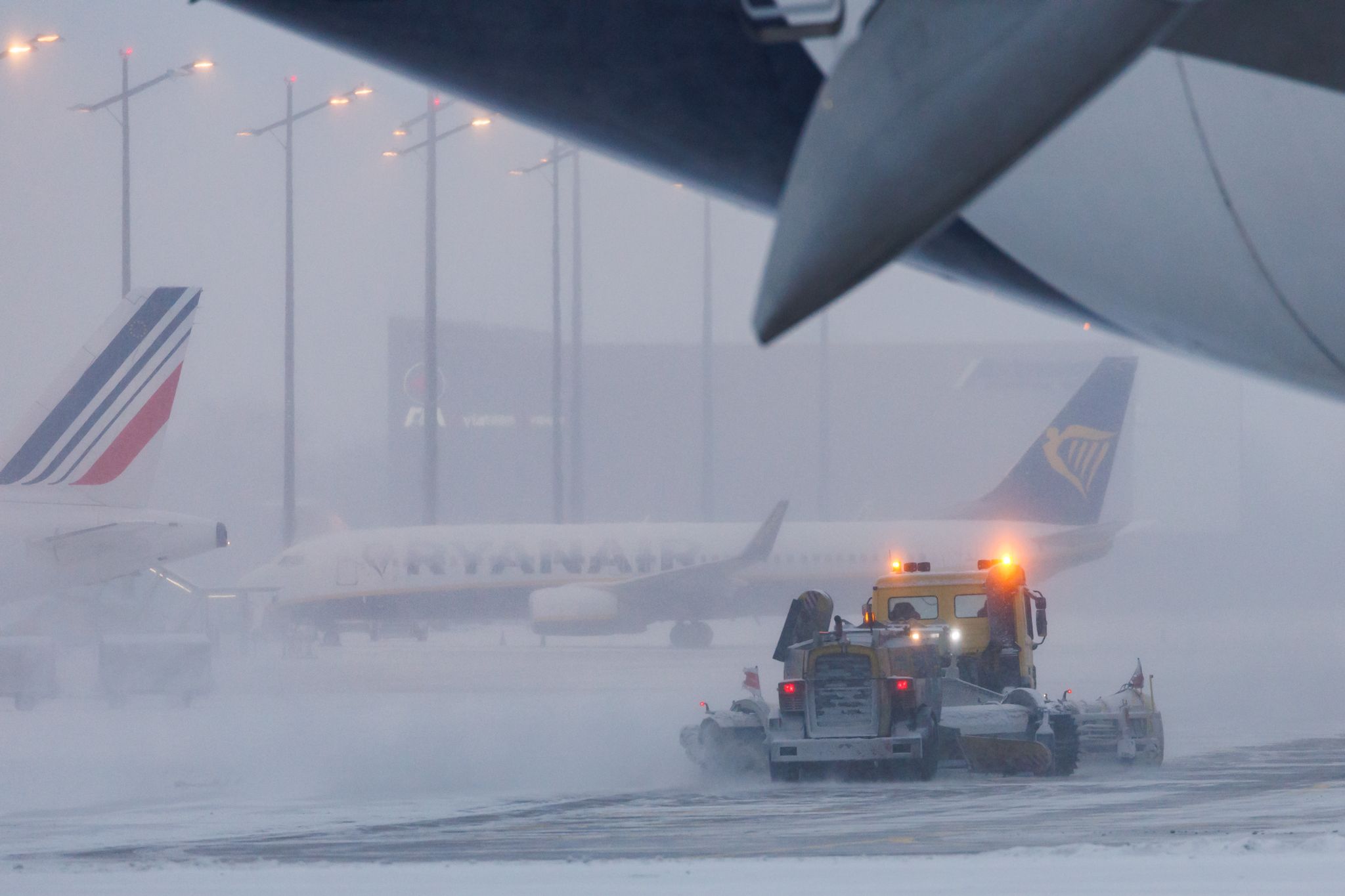 Passagiere haben ein Recht auf Erstattungen oder Ersatzbeförderung, wenn ein Flug aufgrund von starkem Winterwetter ausfällt.