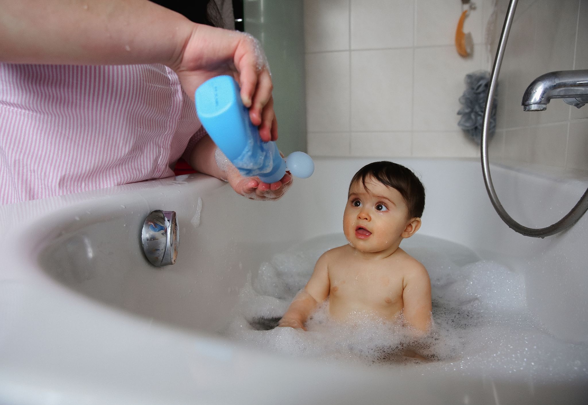 Babys baden nur unter ständiger Aufsicht und bei einer Temperatur zwischen 37 und 38 Grad Celsius sicher.