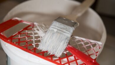 Der Umwelt zuliebe: Farbeimer mit größeren Resten dürfen nicht in den Restmüll oder die Gelbe Tonne. Sie gehören zu einer Schadstoffannahmestelle.