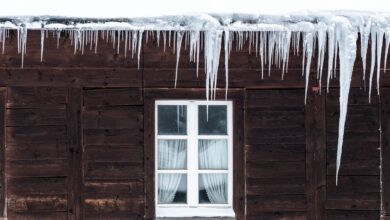 Eiszapfen sind ein Anzeichen für verstopfte Dachrinnen. Wenn Tauwetter einsetzt, kann das Wasser an den Rinnenkanten herunterlaufen und den Putz durchfeuchten.
