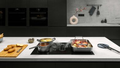 Ganz nach unten geht es für den Kochdunst mit einem in das Kochfeld integrierten Abzug.