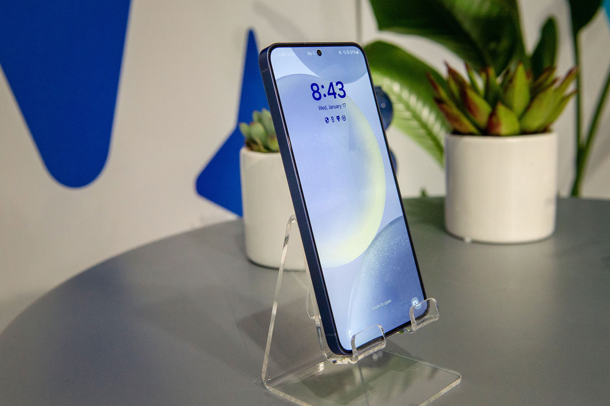 Die Bildschirme der neuen Samsung Galaxy S24 schaffen bis zu 2600 Nits Helligkeit für gute Lesbarkeit auch bei Sonneneinstrahlung.
