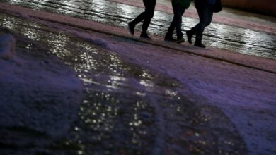 Wenn eine Eisschicht das Kopfsteinpflaster ziert, sind Stürze fast schon vorprogrammiert. In dem Fall ist vor allem eines wichtig: Abrollen.