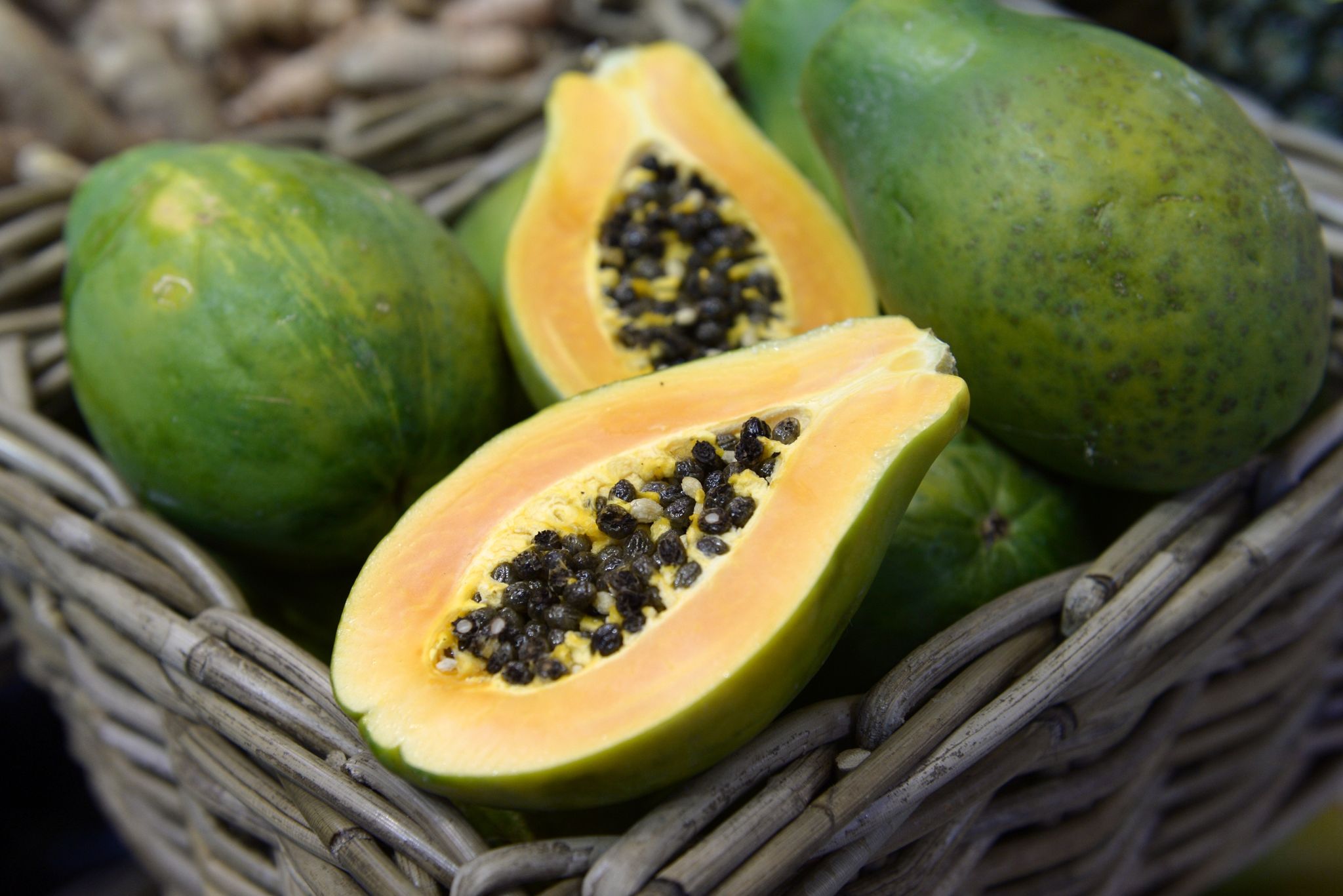Die Kerne der Papaya haben eine pfeffrige Note - ideal zum Würzen herzhafter Gerichte.