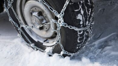 Aufziehen am besten vorher üben: Auf schneebedeckten Straßen können Schneeketten nützlich sein - sie sind aber kein Ersatz für Winterreifen.