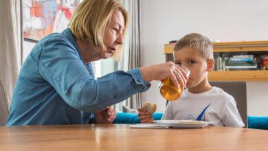 Statt Pillen: Bei leichten Krankheiten können Arzneitees Linderung verschaffen.