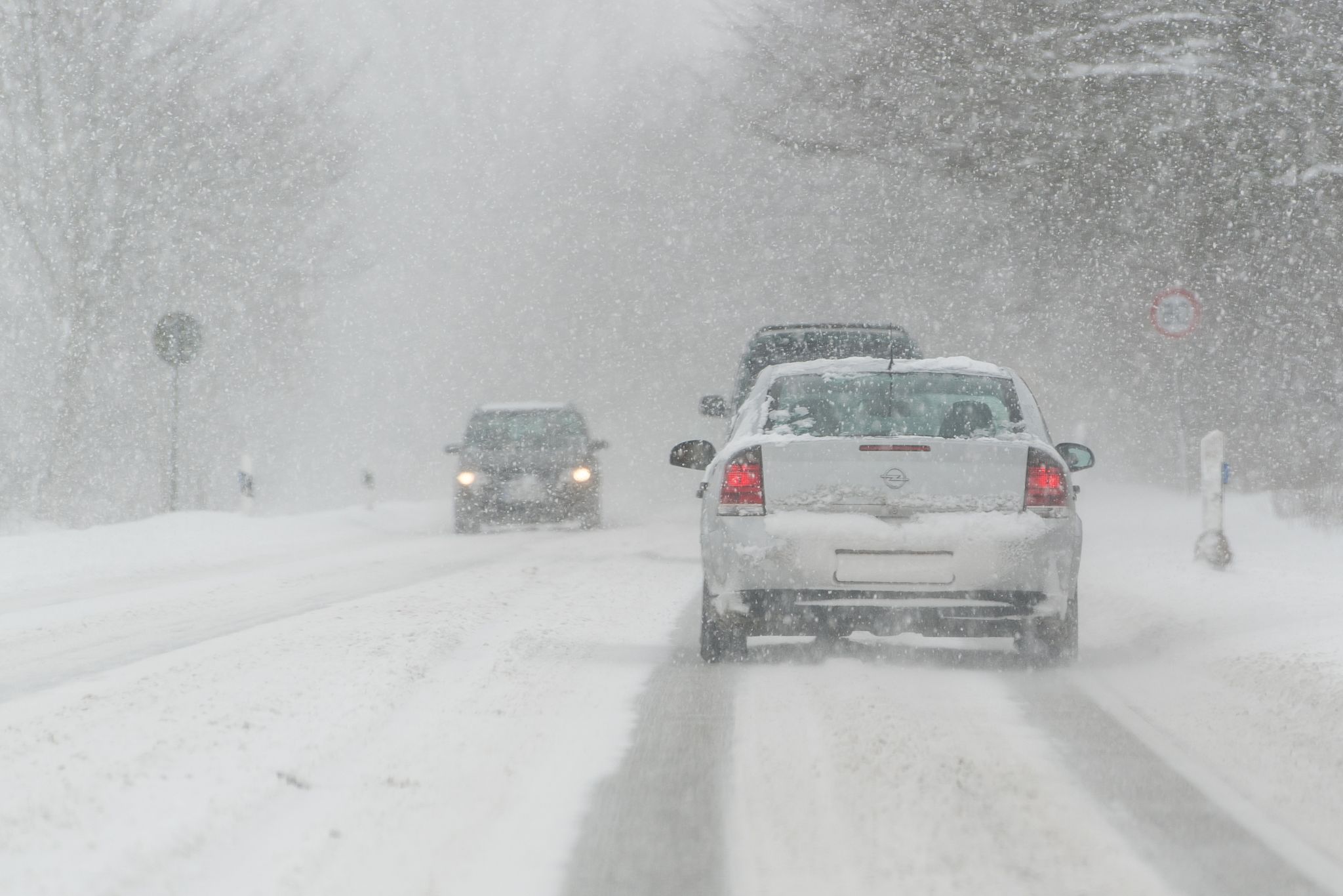 Wenn der Vordermann plötzlich bremst, kommt es auf winterlichen Straßen häufiger zu Unfällen.