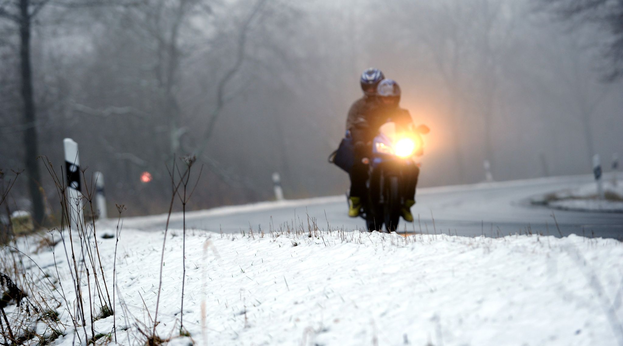 Unterwegs bei Eis und Schnee: Biker sollten auch Nacken und Hals gut schützen, damit die kalte Zugluft weder in den Helm noch in die Jacke strömen kann.