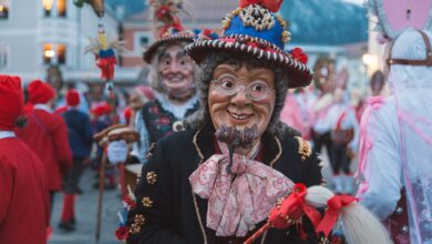 Umzug der Maskierten: So kostümieren dürfen sich beim Imster Schemenlaufen nur die Männer.