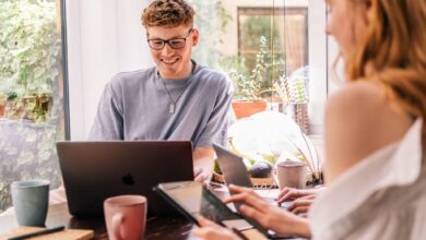 Das Abi ist geschafft, aber die Entscheidung, was man nun machen soll, fällt schwer? Das Förderprogramm Studienkompass soll jungen Menschen aus nicht akademischen Familien hier Orientierung bieten.