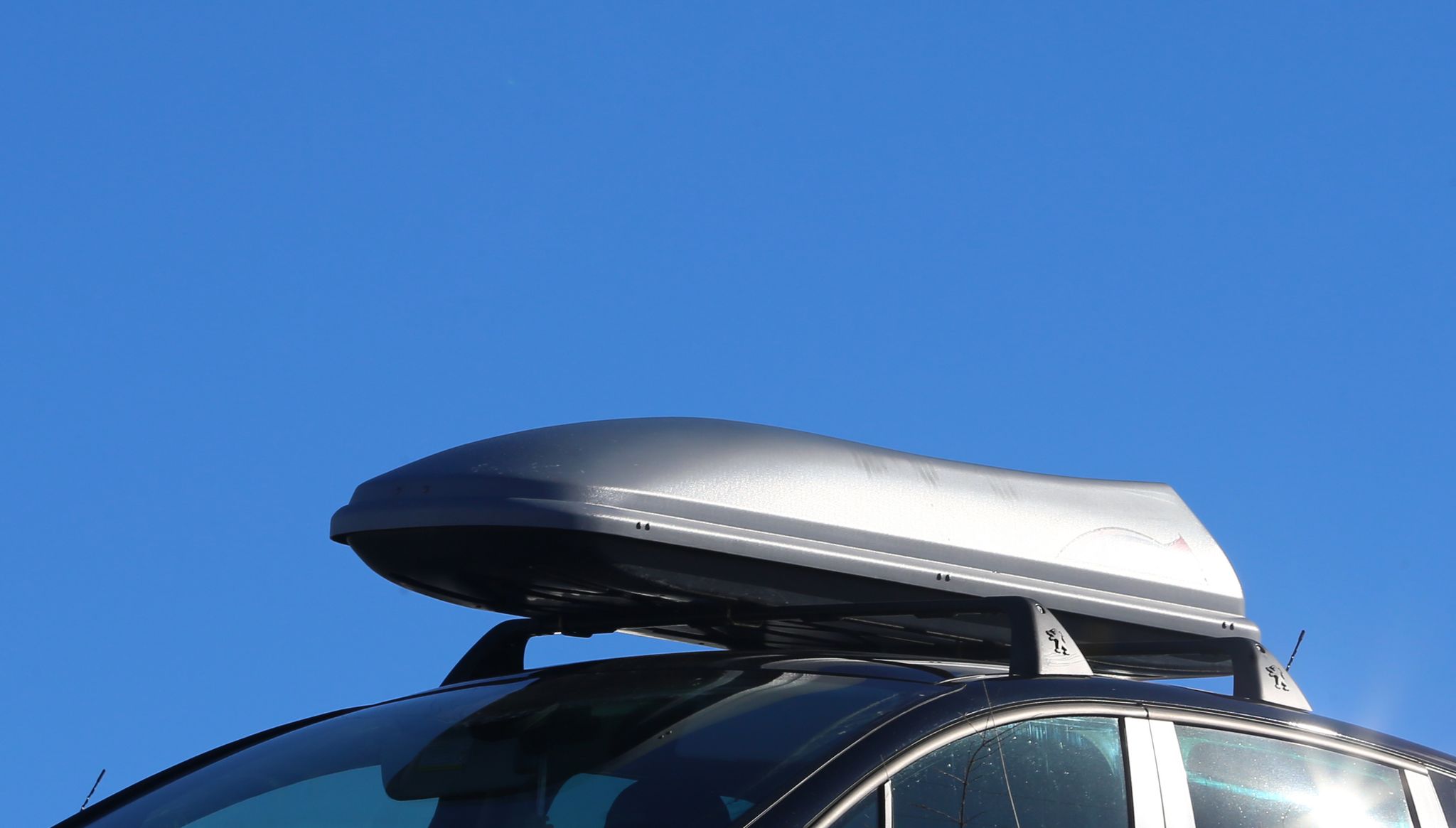 Gewichtskontrolle: Basisträger, Box und Ladung dürfen zusammengerechnet nicht mehr wiegen als die für das Automodell zulässige Dachlast.