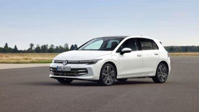 Kompaktes Kultmodell: 50 Jahre alt wird die Golf-Baureihe 2024. Passend dazu spendiert VW dem aktuellen Modell ein Facelift.
