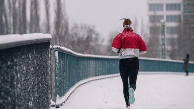 Warm eingepackt, aber bitte nicht zu warm: Wer im Winter beim Laufen zu viel schwitzt, dem wird danach ordentlich kalt.
