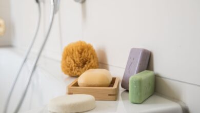 Plastikfrei duschen: Feste Duschstücke sind eine Alternative, die oft ohne Verpackungsmüll auskommt.