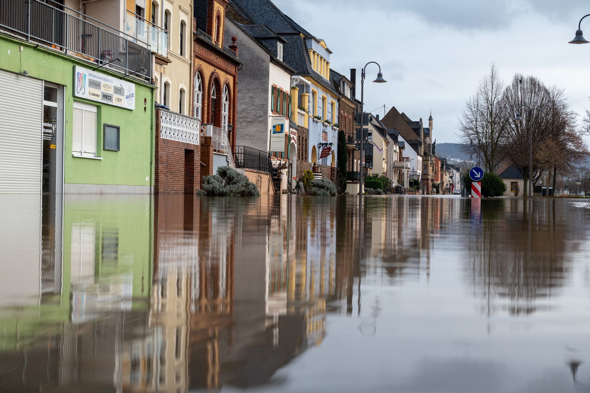 Wenn das Wasser wieder steigt, räumt man den Keller besser frühzeitig leer.