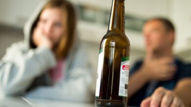 Wer seinen Kindern einen verantwortungsbewußten Umgang mit Alkohol beibringen möchte, sollte auch das eigene Trinkverhalten hinterfragen.