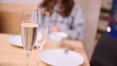 Unter Aufsicht der Eltern dürfen bislang auch Jugendliche ab 14 Jahren ein Glas Sekt trinken.